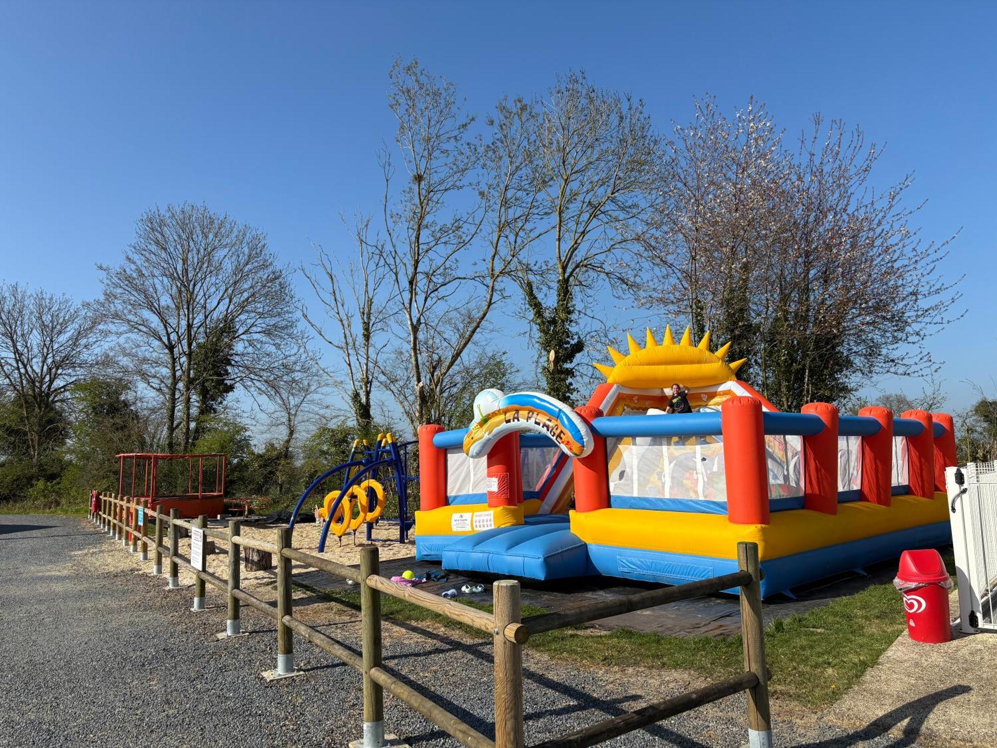 Camping Le Clos De Balleroy Esterno foto