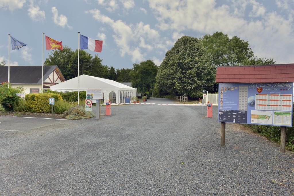 Camping Le Clos De Balleroy Esterno foto