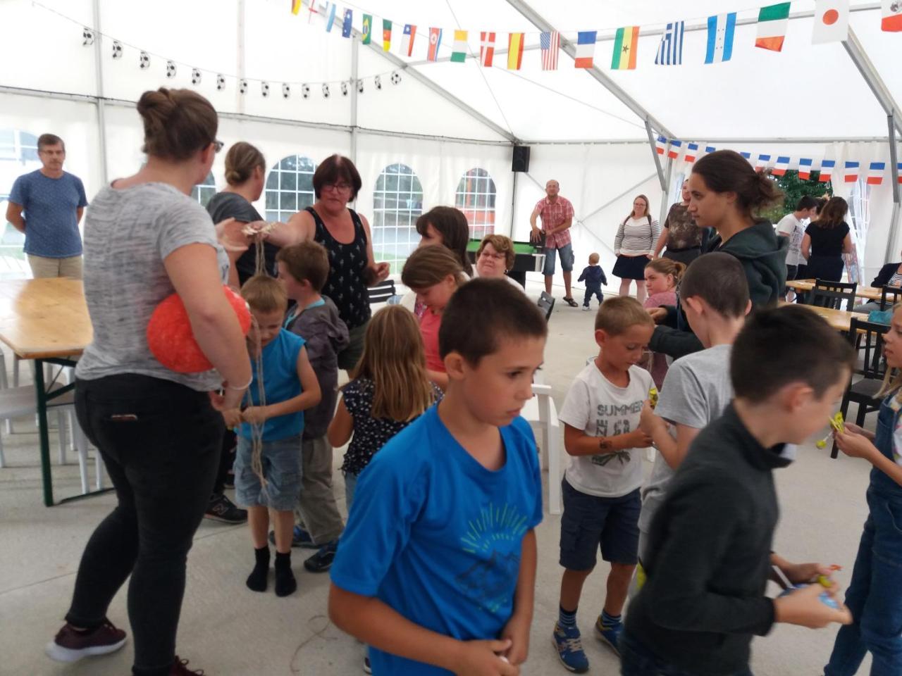 Camping Le Clos De Balleroy Esterno foto